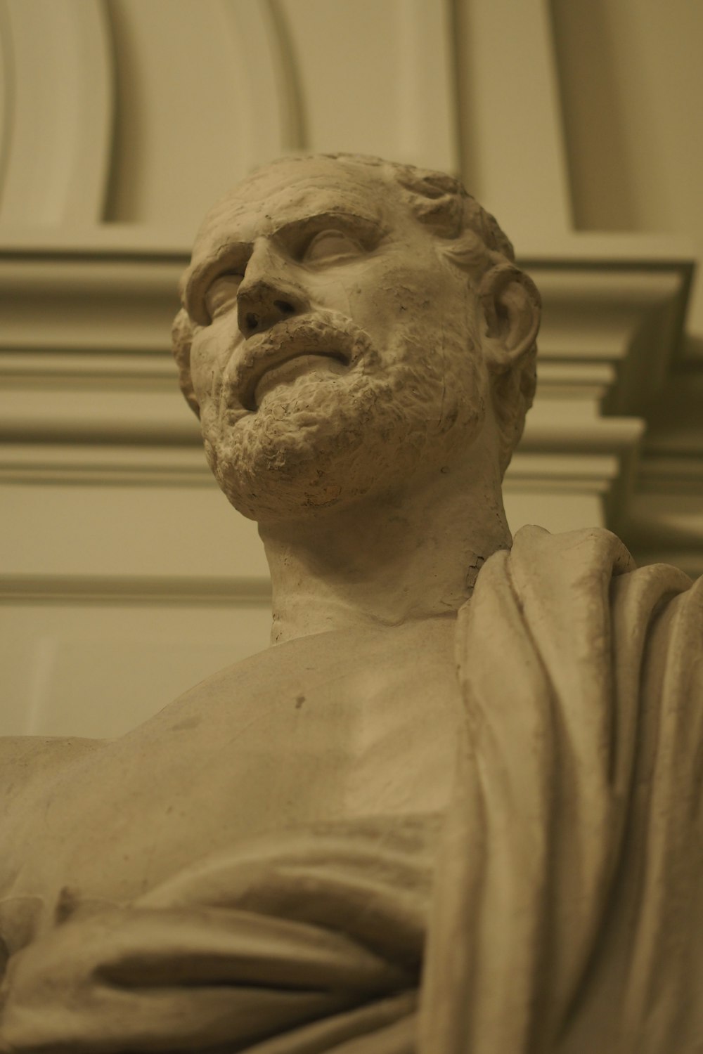 Un primer plano de una estatua de un hombre con barba