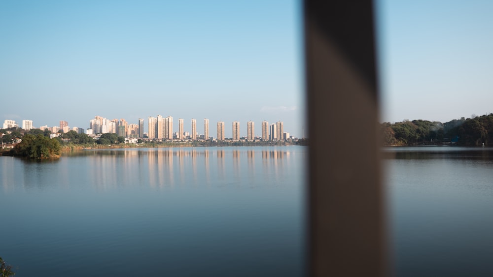 Una vista de un cuerpo de agua con una ciudad al fondo