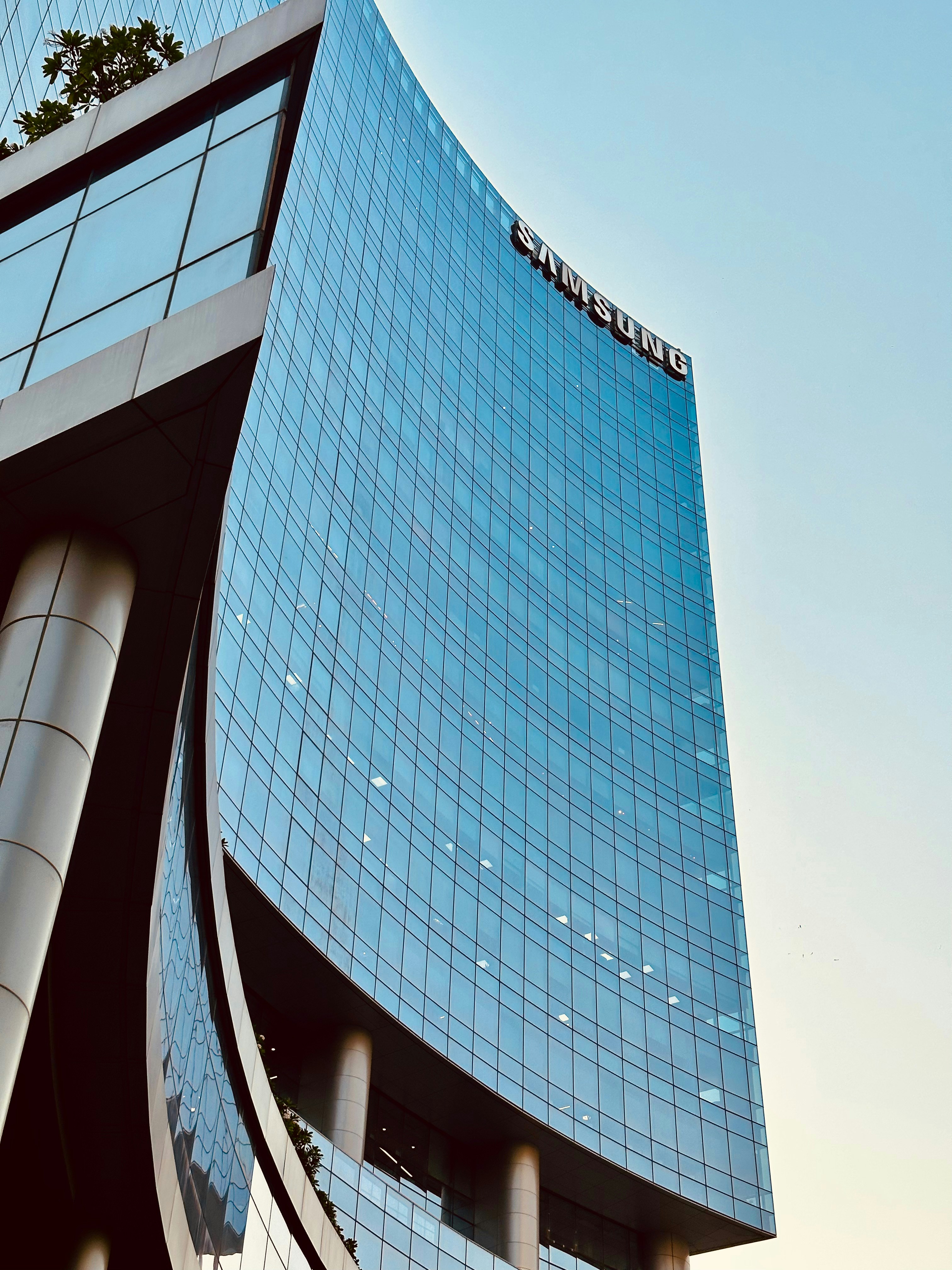 Samsung logo showcasing innovation and technology leadership in electronics market