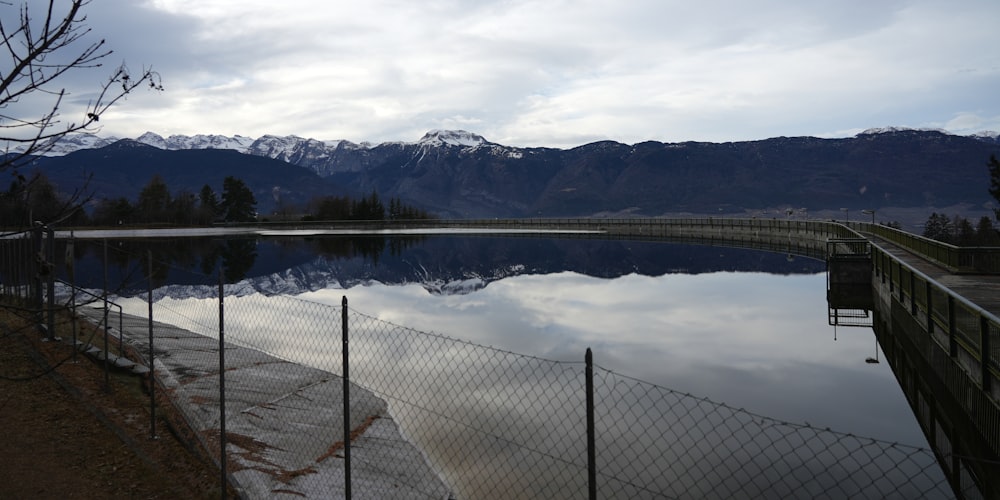 une grande étendue d’eau située à côté d’une clôture