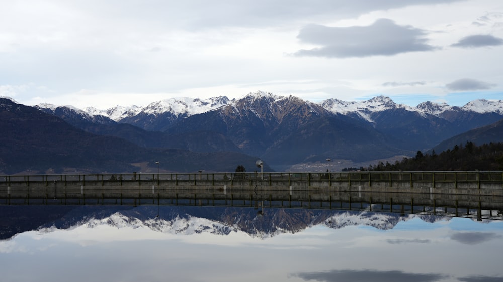 un grand plan d’eau entouré de montagnes