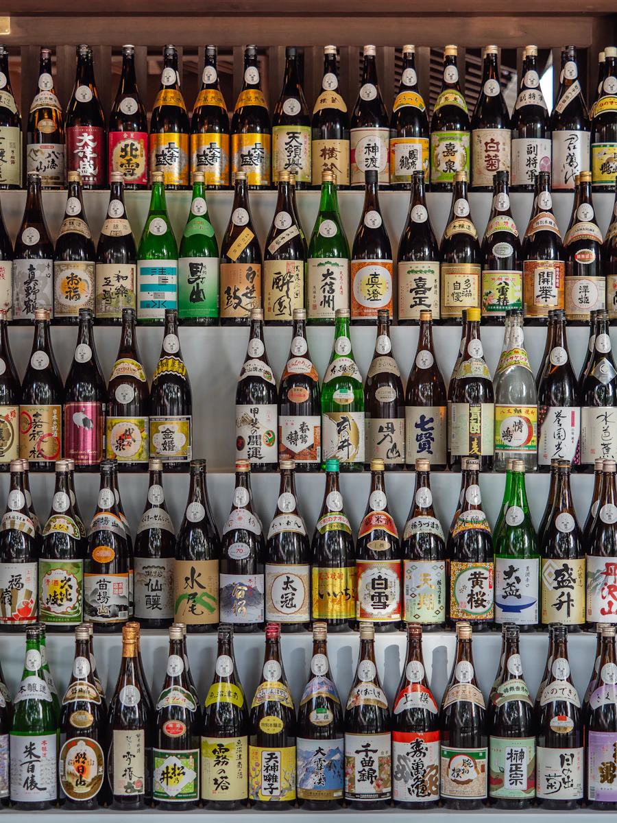棚一面に並ぶ酒瓶