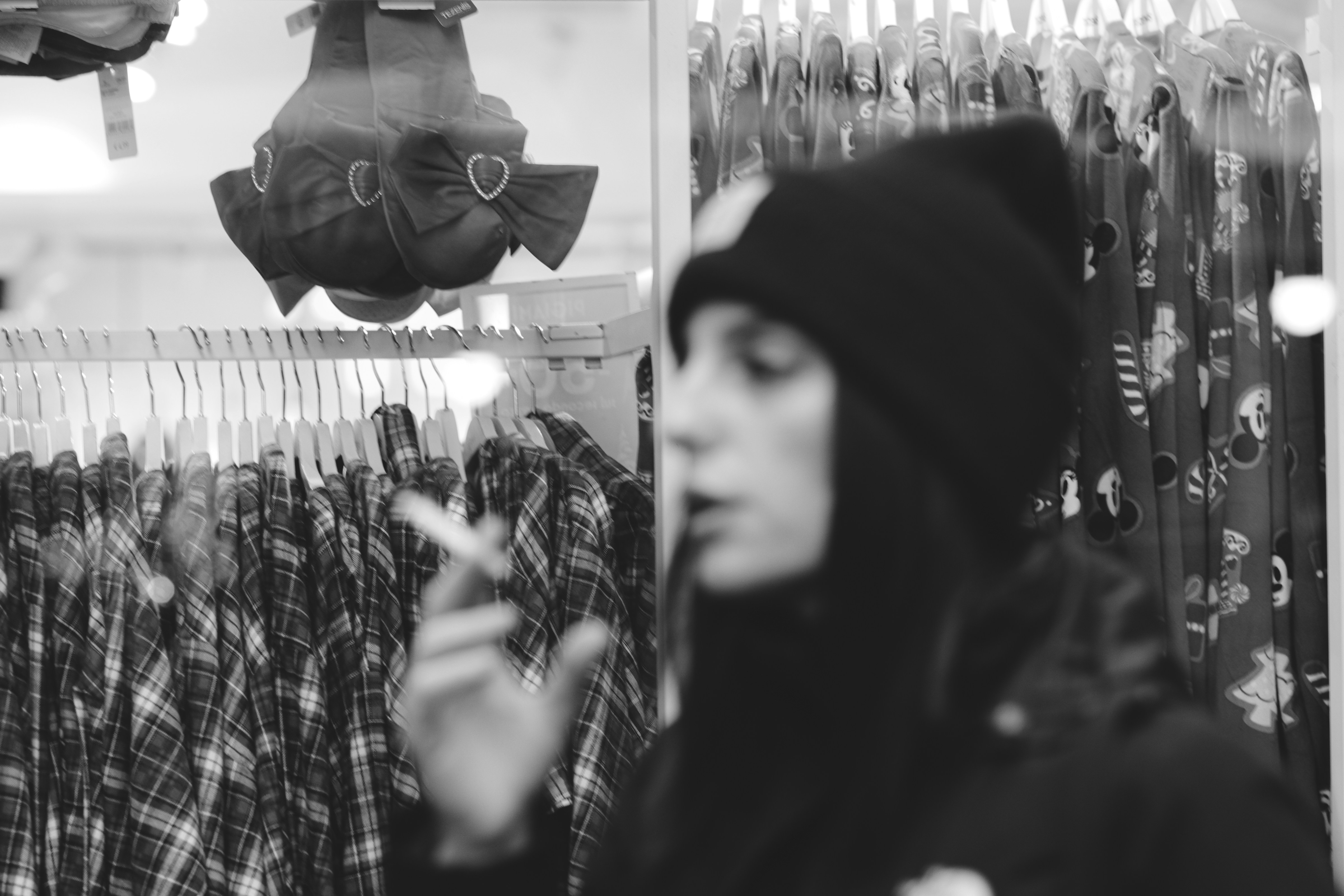 衣料品店の前に立つ女性