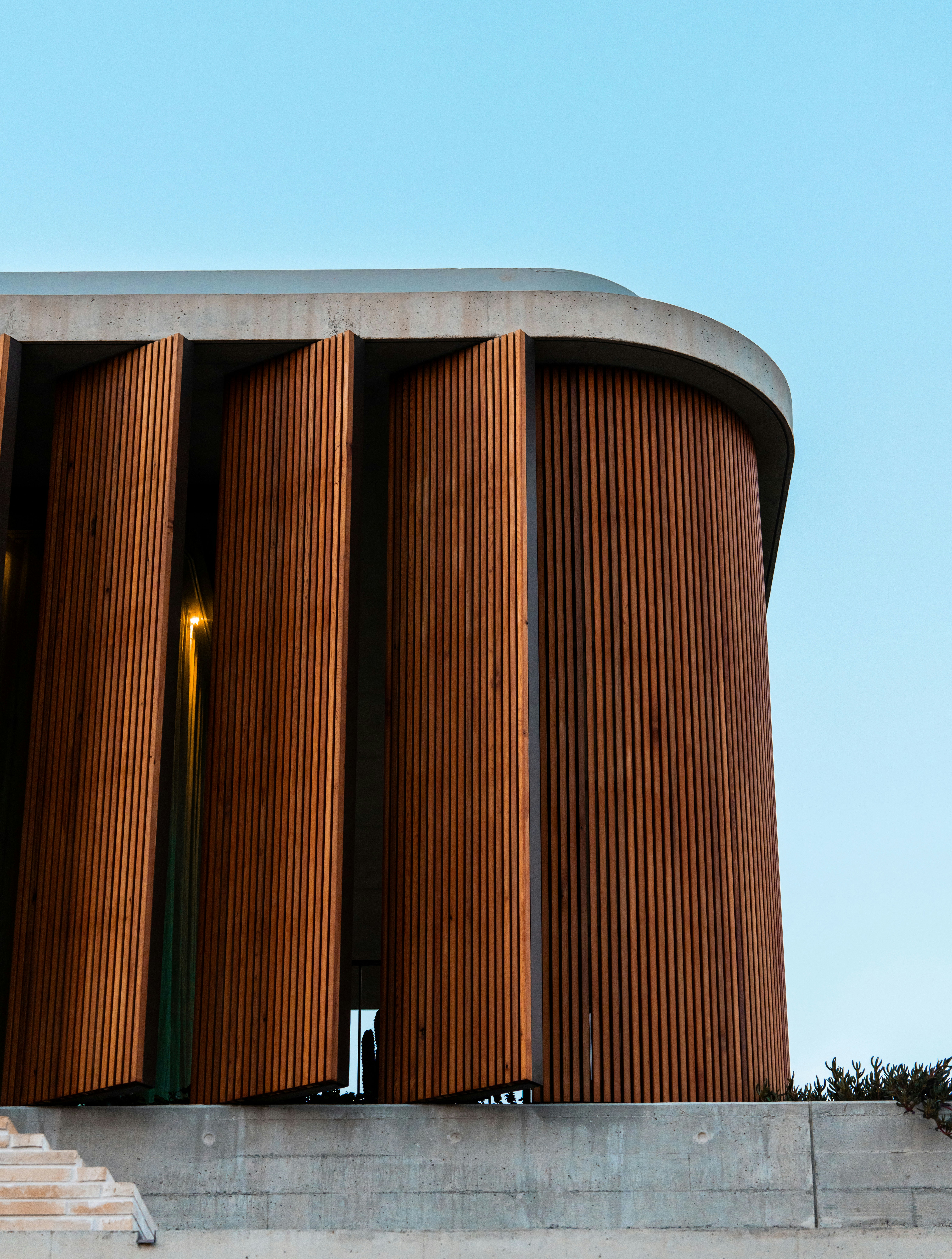 un grand bâtiment avec une horloge sur le côté