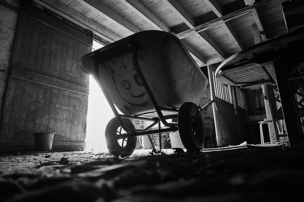 um carrinho de mão sentado em uma garagem ao lado de uma parede