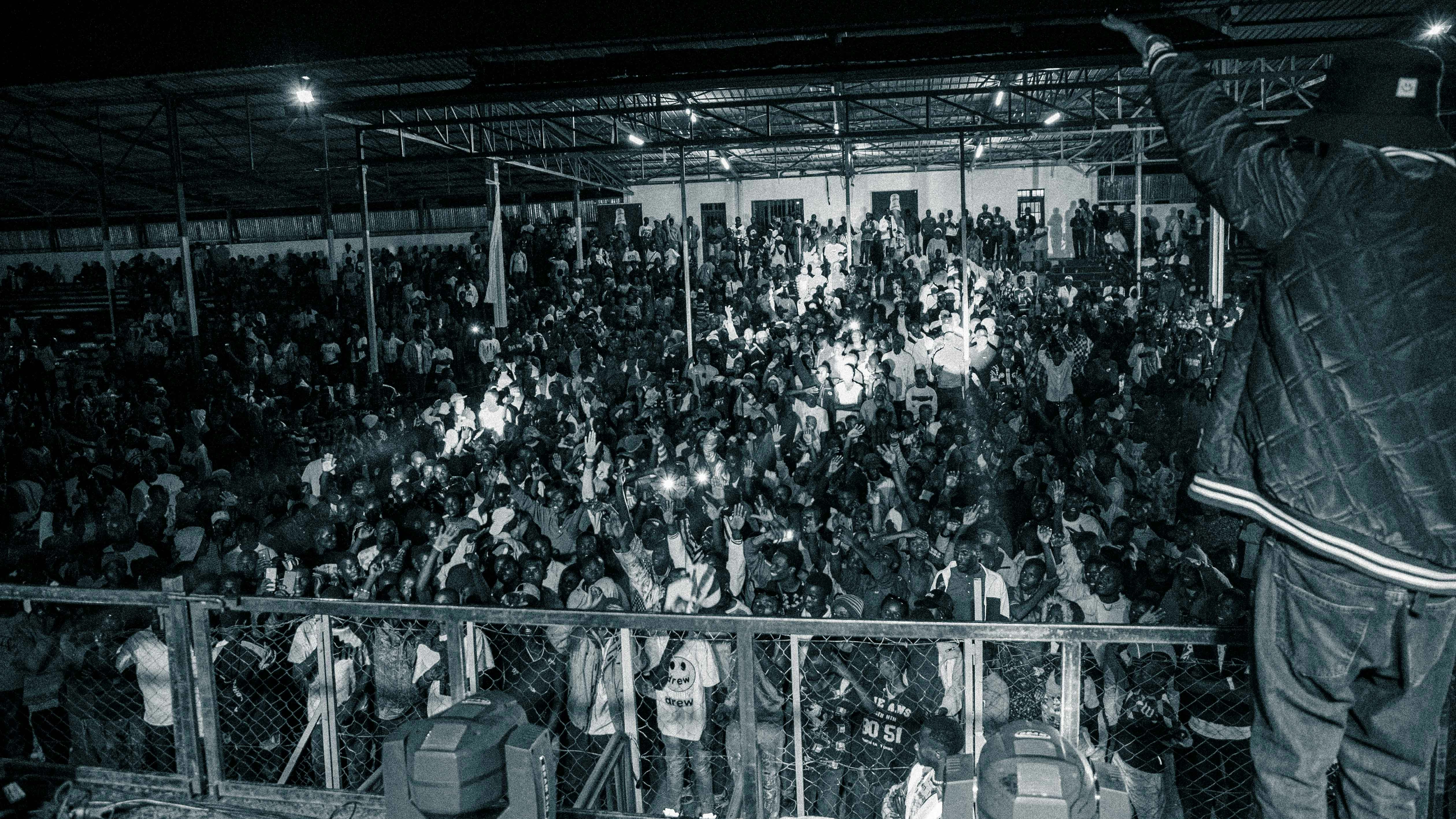 Hinchas en un derbi nocturno con ambiente intenso