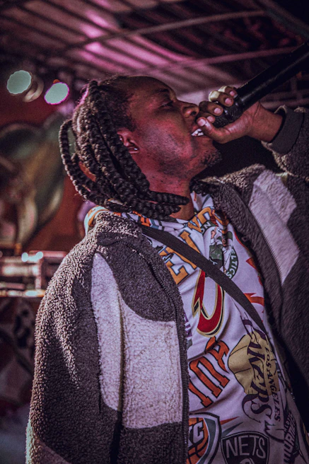 Liliana Baglietto speaking passionately into a microphone during a live radio taping at La Onda station.