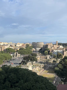 Walking distance map highlighting key landmarks like Colosseo, Monti, and Termini from Studio Paolina.
