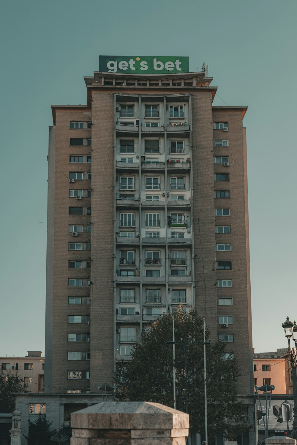 a tall building with a sign that reads get's bet