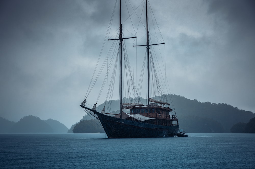 um grande barco flutuando em cima de um corpo de água