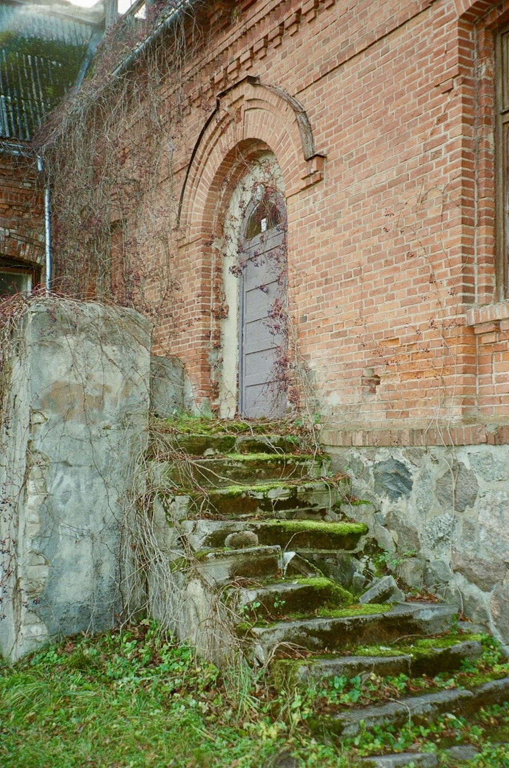 ein Backsteingebäude mit einer Steintreppe, die hinaufführt