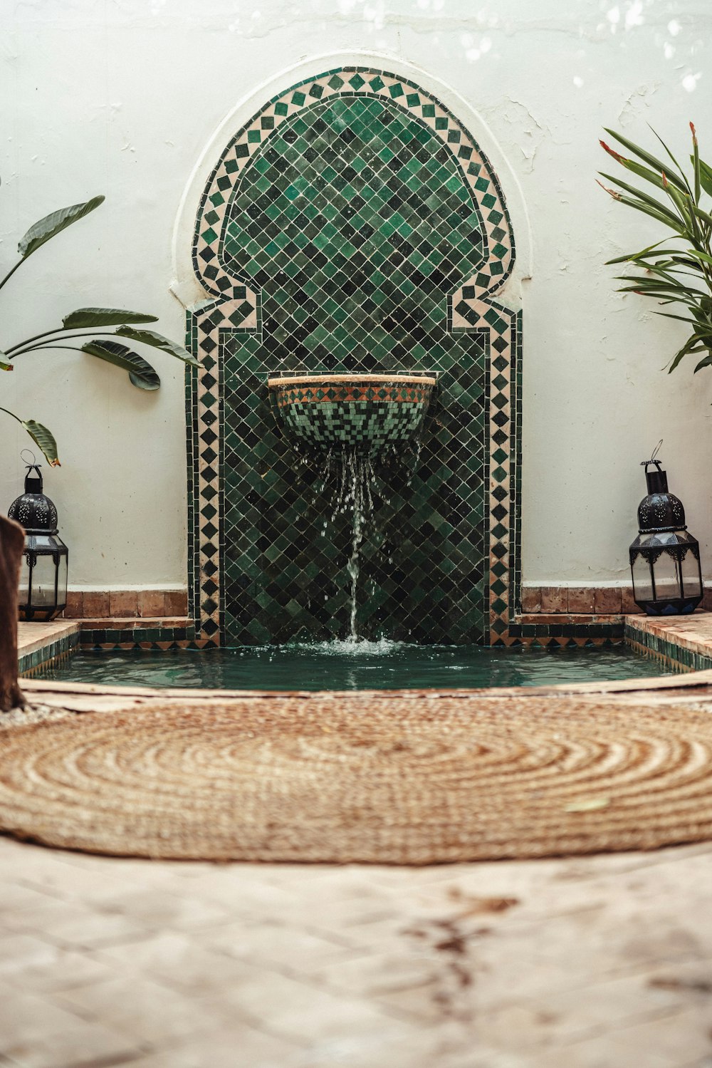 a fountain in the middle of a courtyard