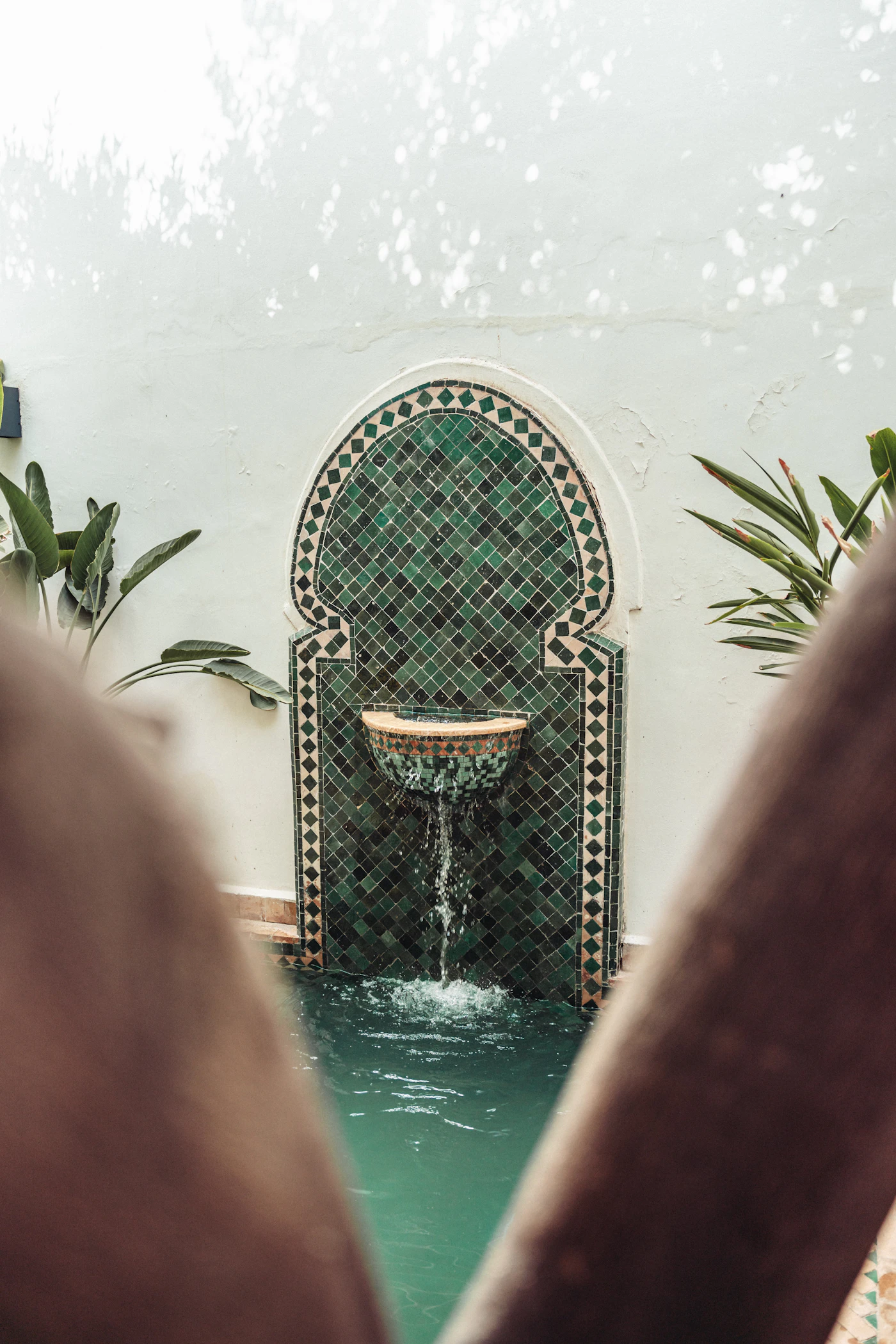 Cour intérieure de riad avec fontaine traditionnelle