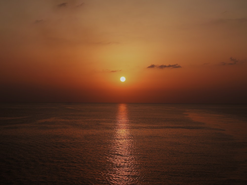 曇りの日、太陽が海に沈む