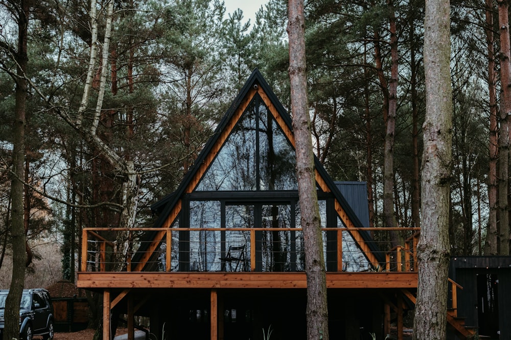 eine Hütte im Wald, umgeben von Bäumen