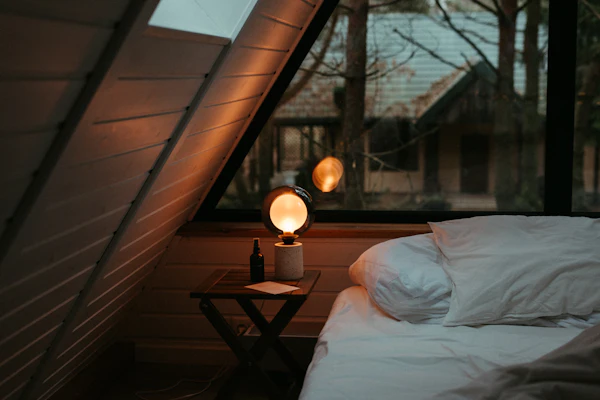 Dormitorio luminoso con cama