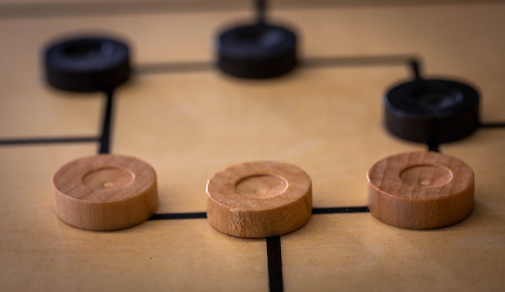 Un primo piano di un gioco da tavolo in legno