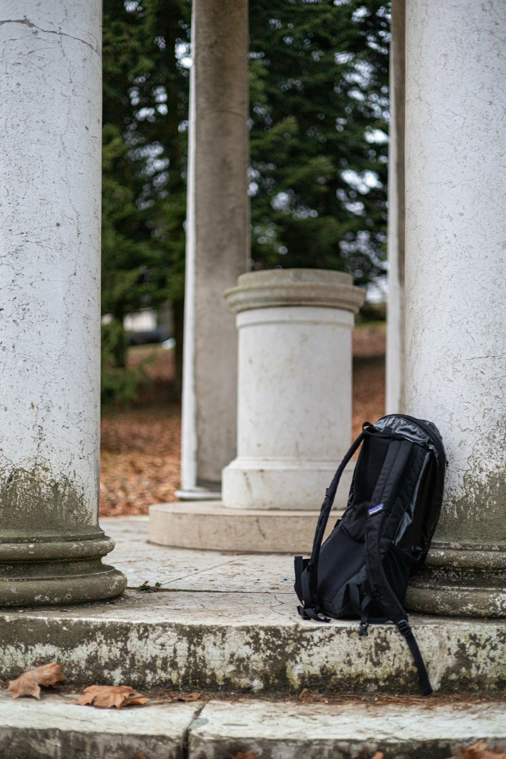 a backpack sitting on the steps of a building