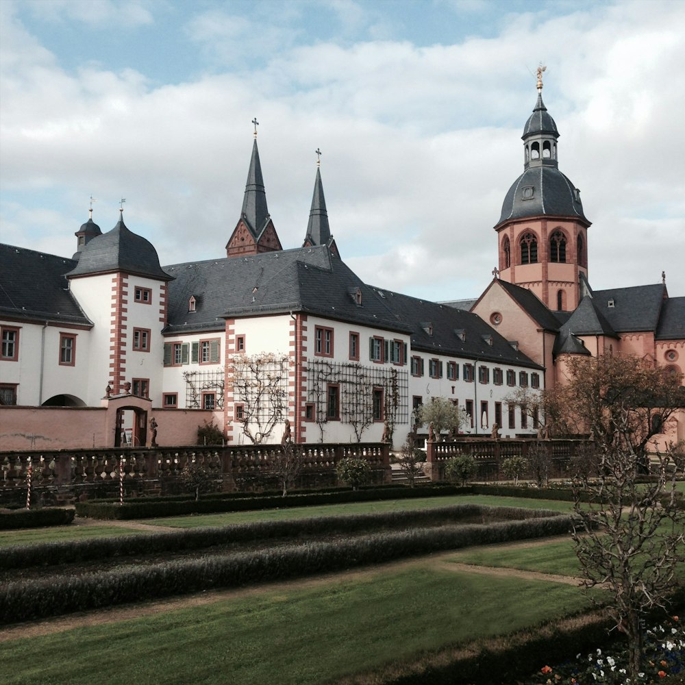 ein großes Gebäude mit einem Glockenturm darauf