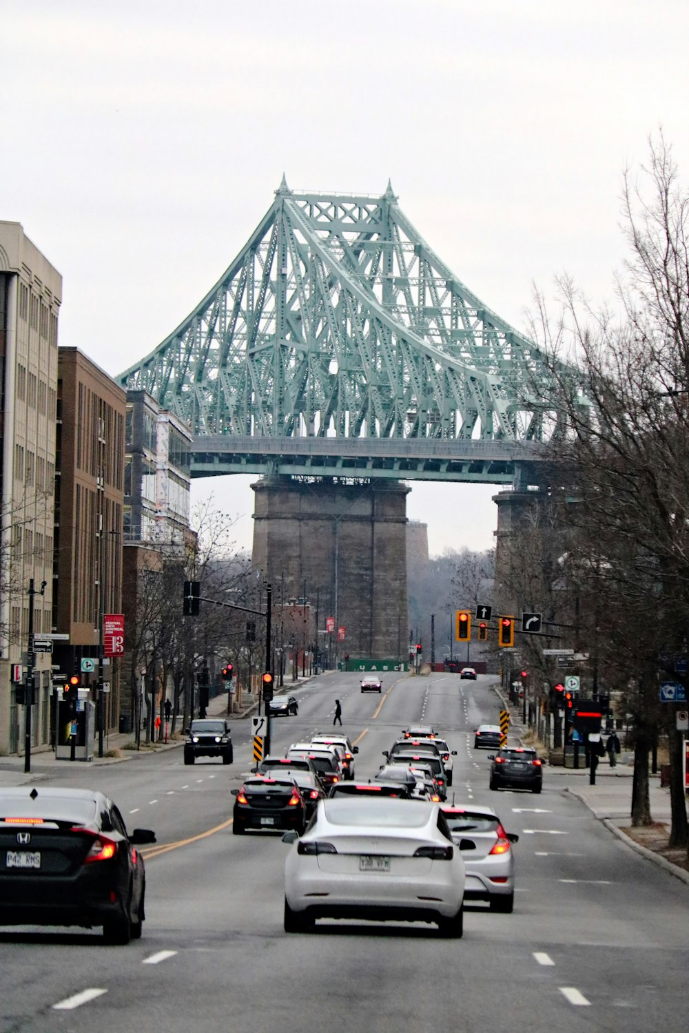 a street filled with lots of traffic under a bridge