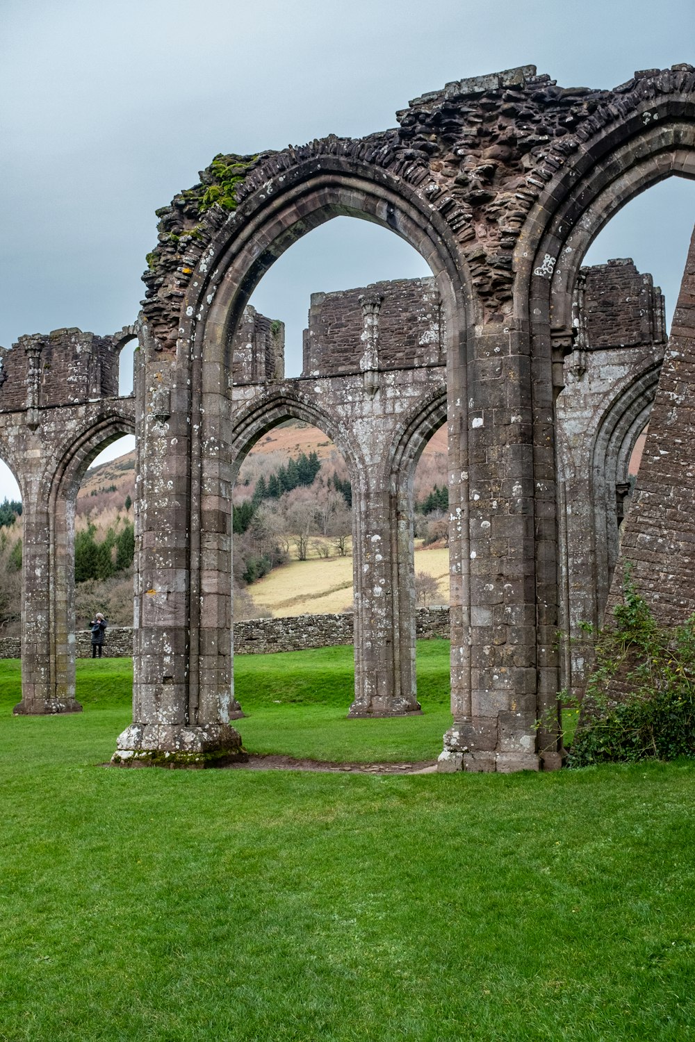 the ruins of an old building with arches