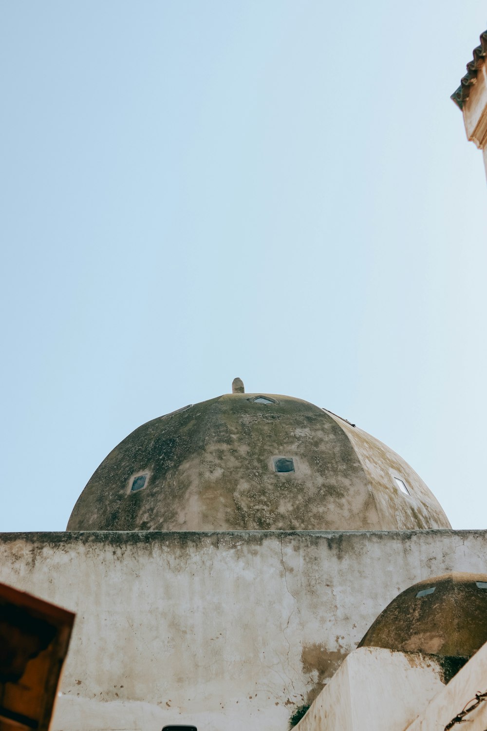 an old building with a dome on top of it