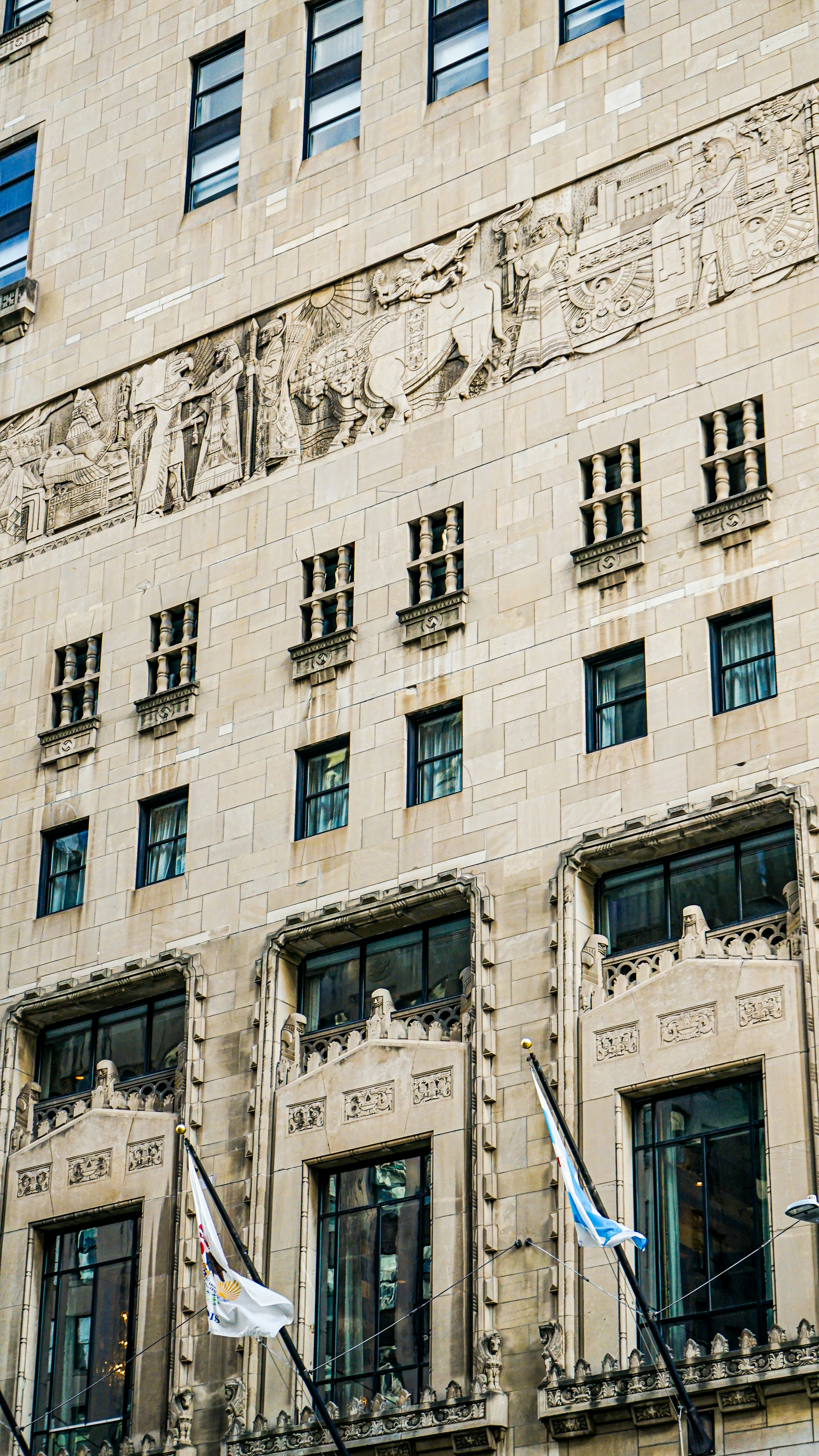 un grand bâtiment avec une horloge à l’avant