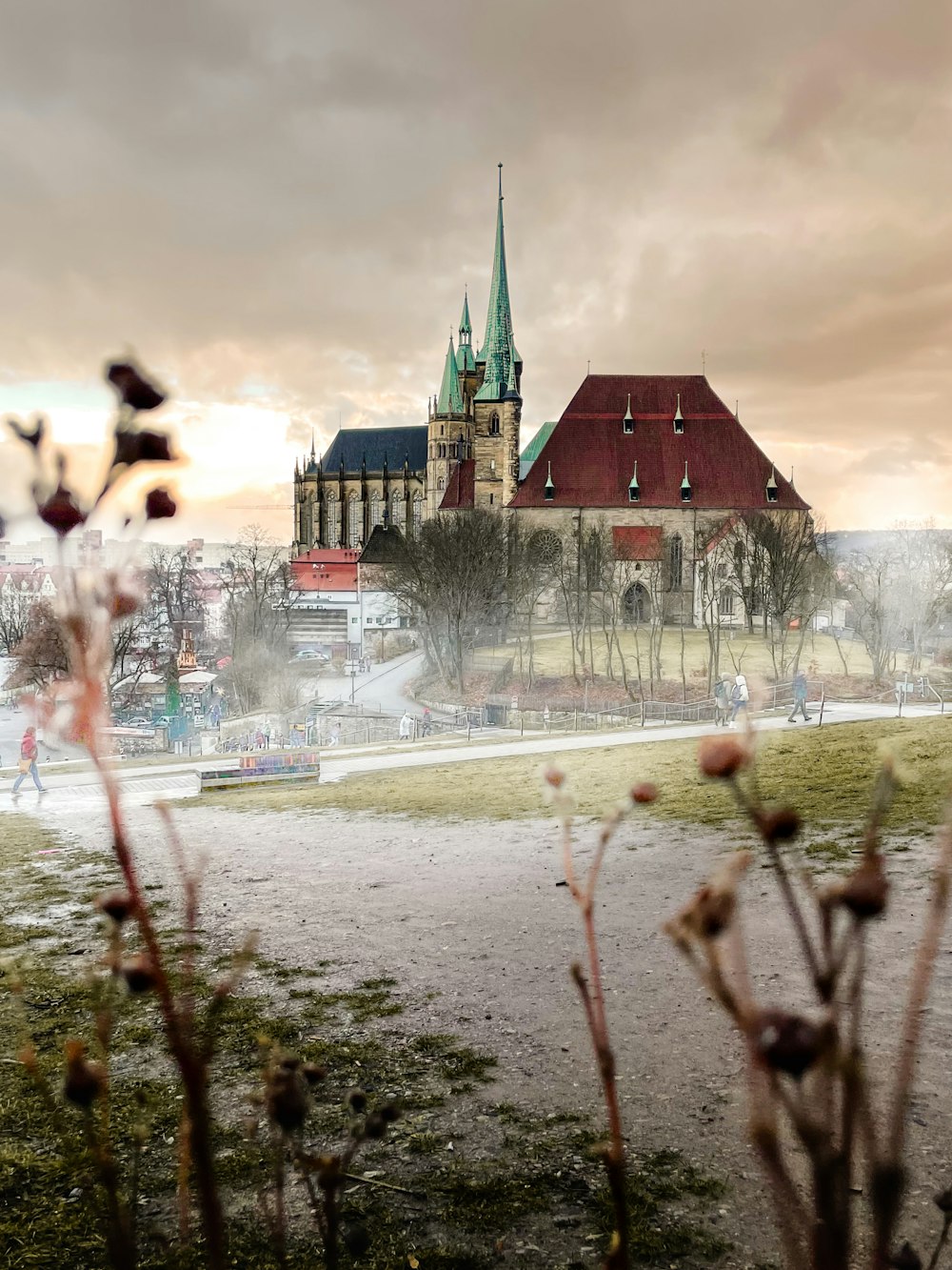 une vue d’une église de l’autre côté d’un champ