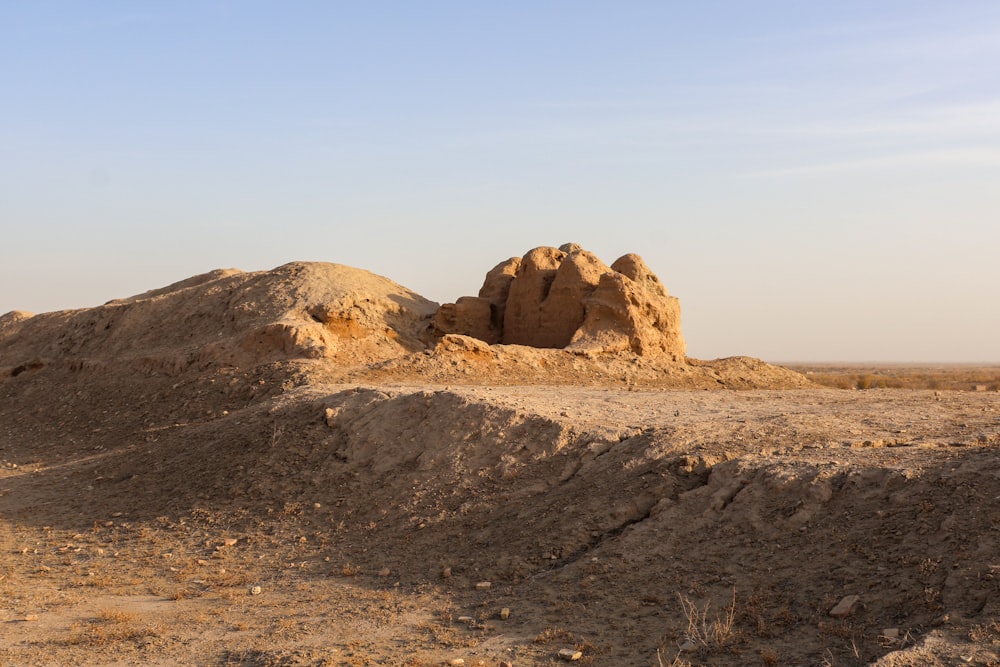 a pile of dirt sitting in the middle of a desert