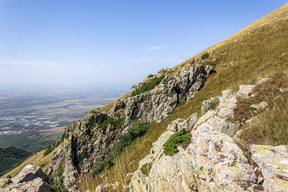 Una vista de una montaña con una ladera cubierta de hierba