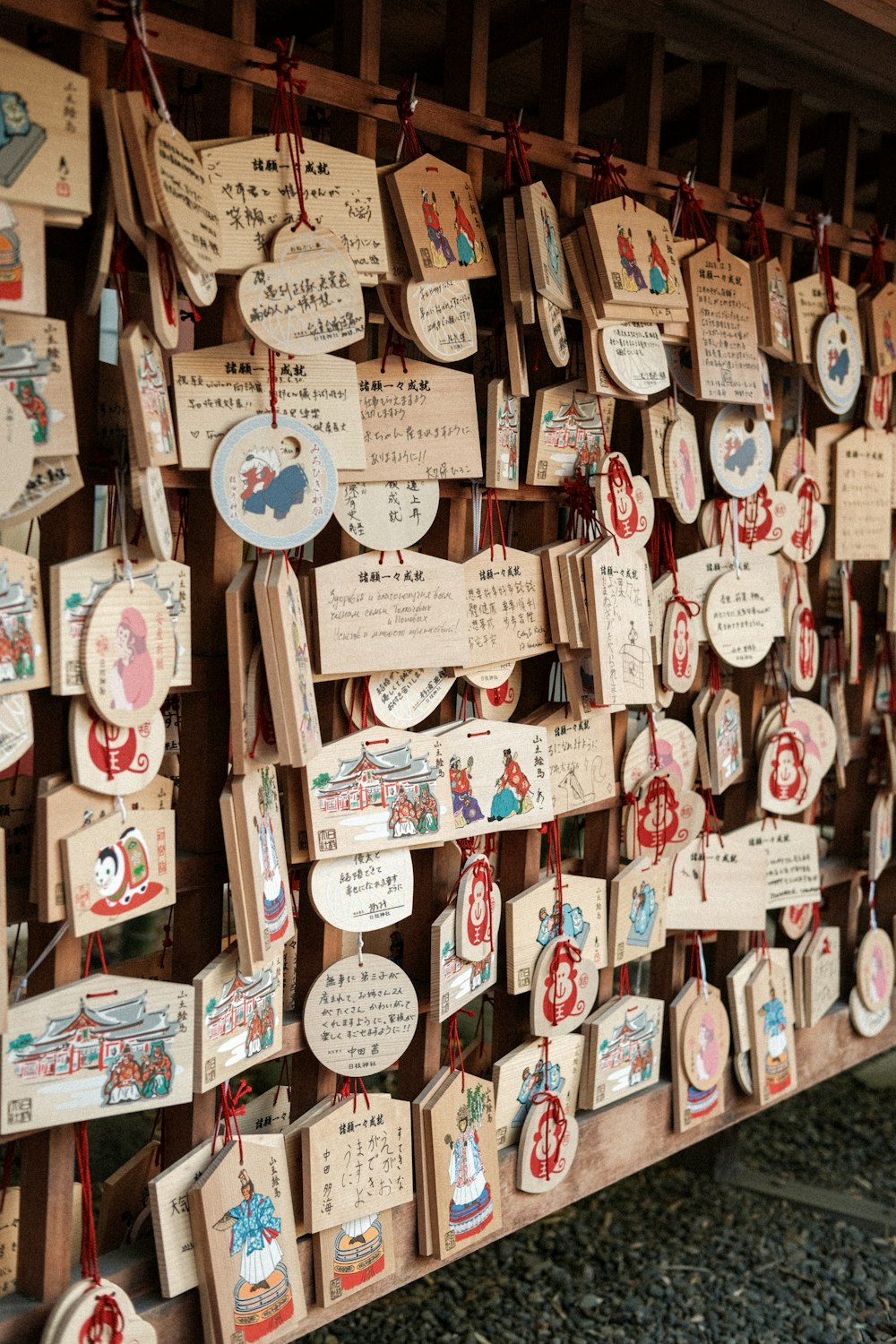 un mur recouvert de nombreuses plaques de bois