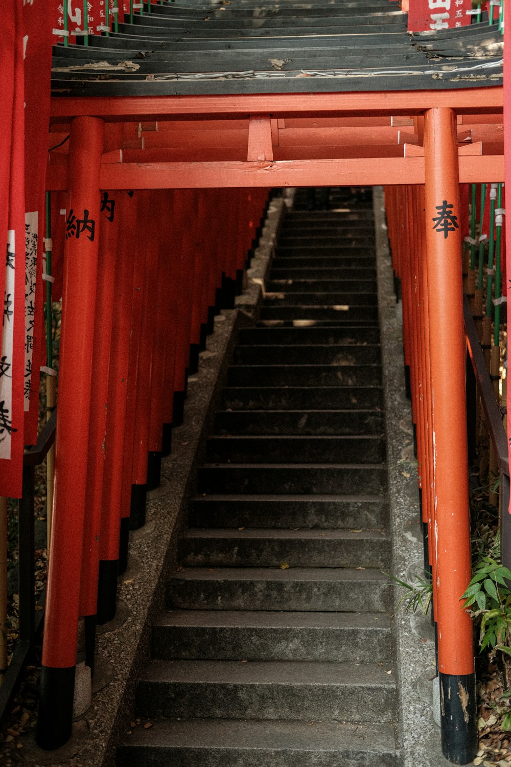 un escalier menant à un bâtiment rouge