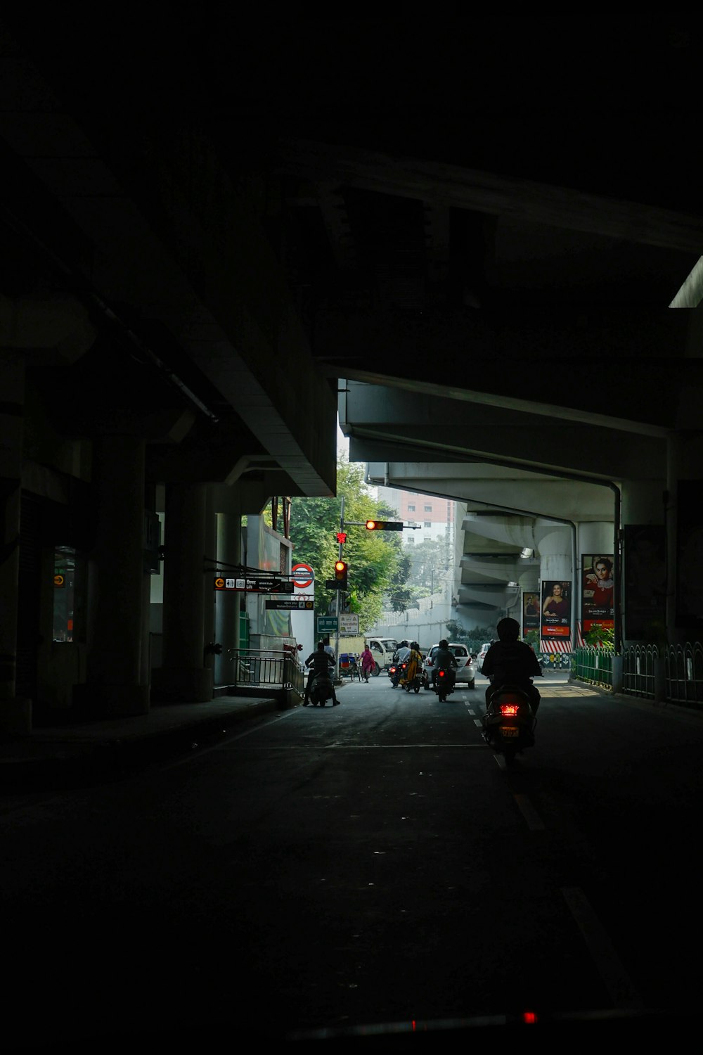 una persona conduciendo una motocicleta por una calle oscura