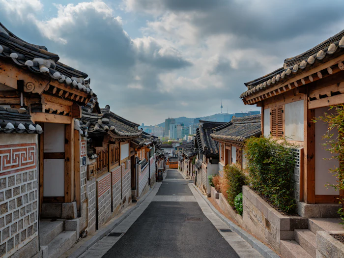 Gasse mit traditionellen Hanok-Häusern in Seoul