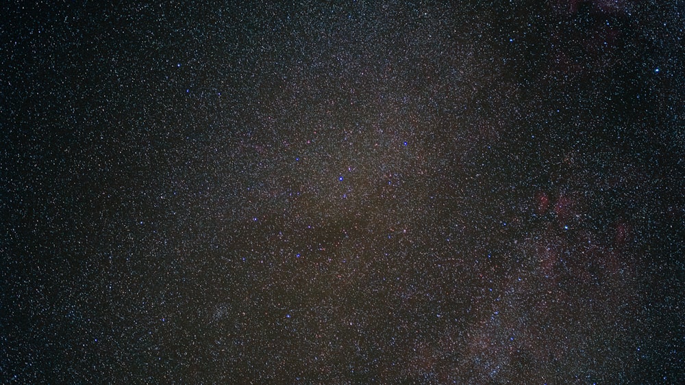 Le ciel nocturne est rempli d’étoiles