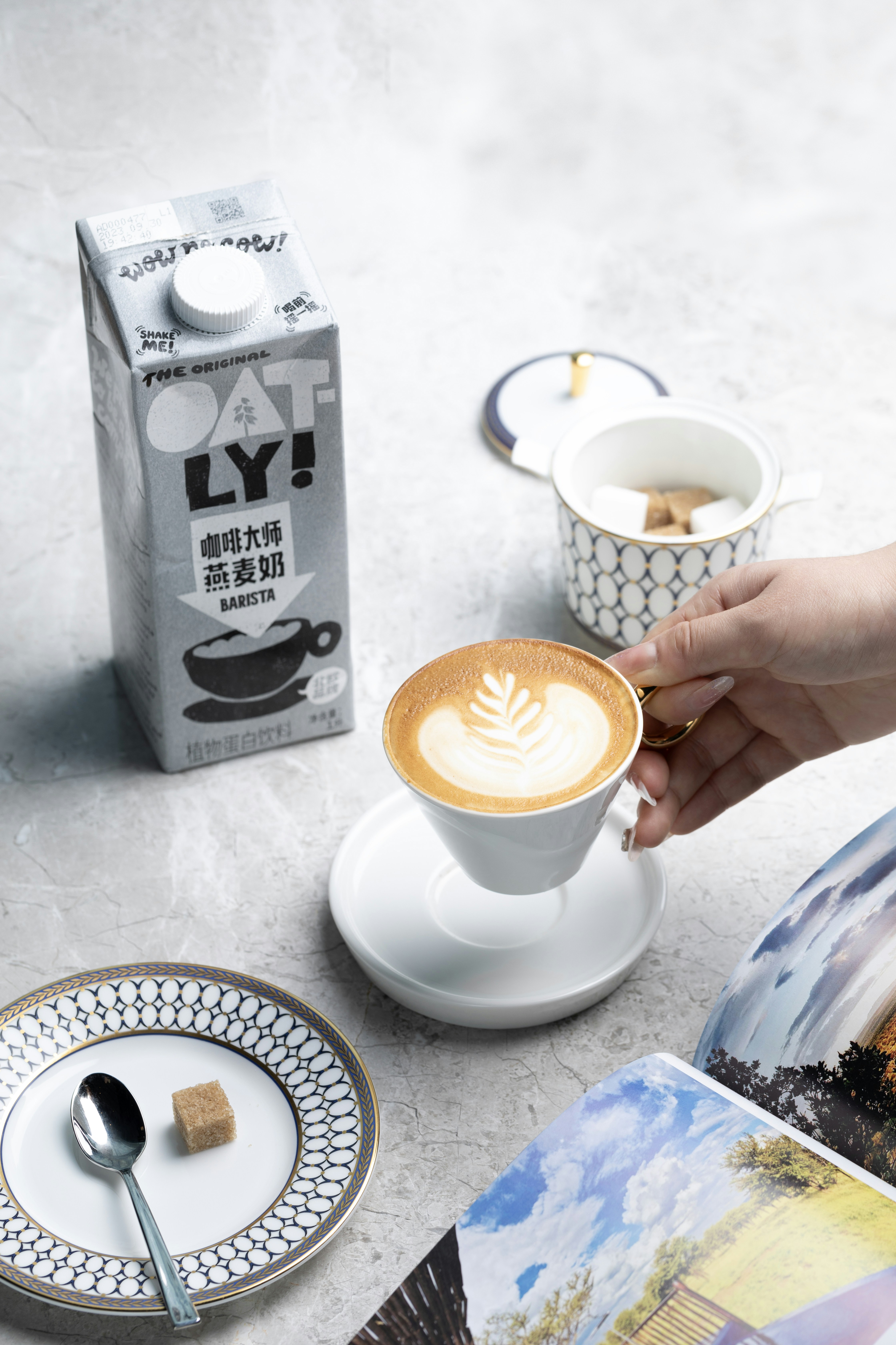 seseorang memegang secangkir kopi di atas meja