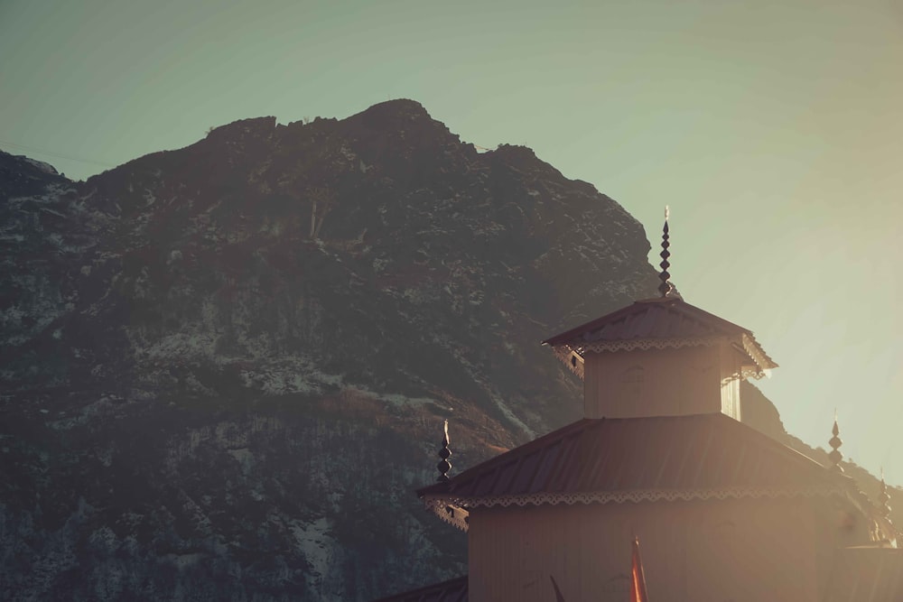 un grand bâtiment avec un clocher au sommet d’une montagne