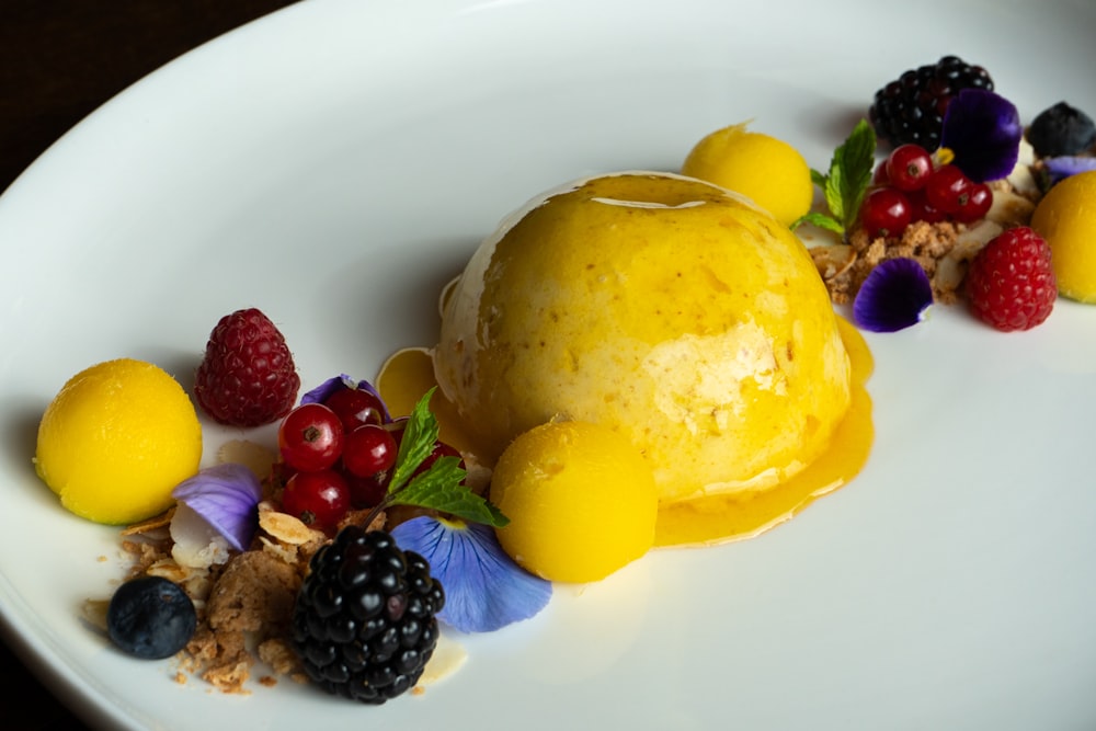 un plato blanco cubierto con fruta y helado