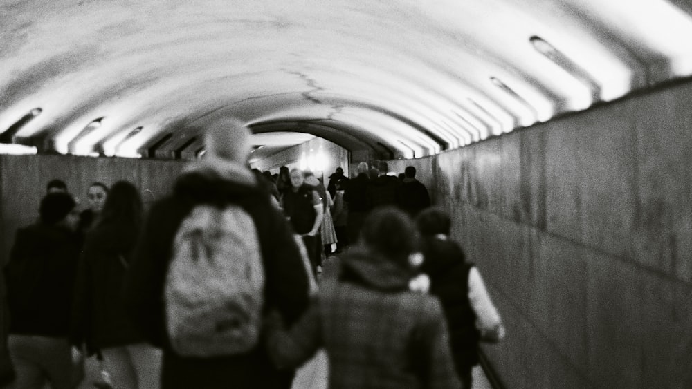 eine Gruppe von Menschen, die durch einen Tunnel gehen