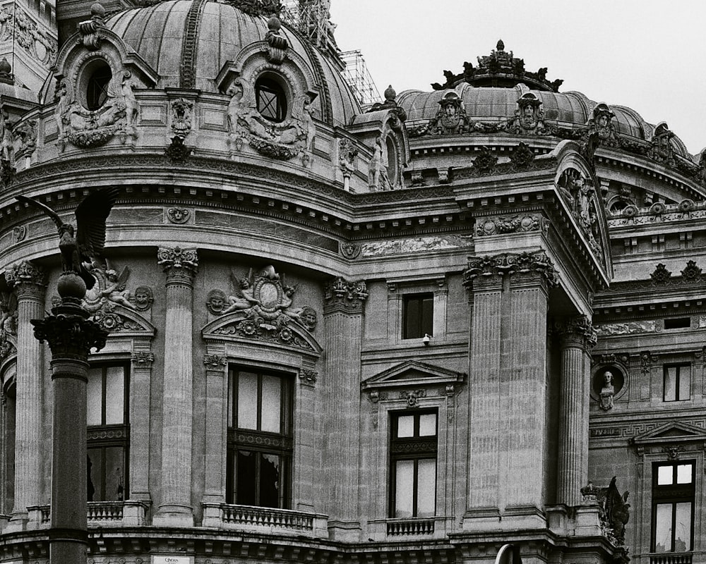 Una foto in bianco e nero di un grande edificio