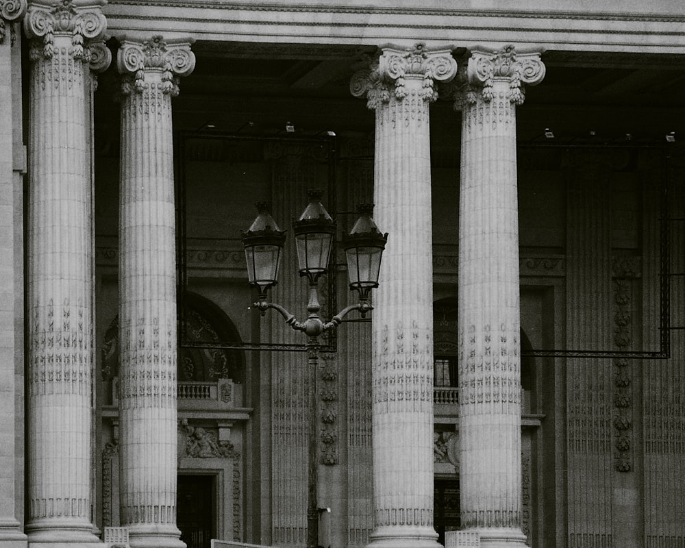 uma foto em preto e branco de um edifício com colunas