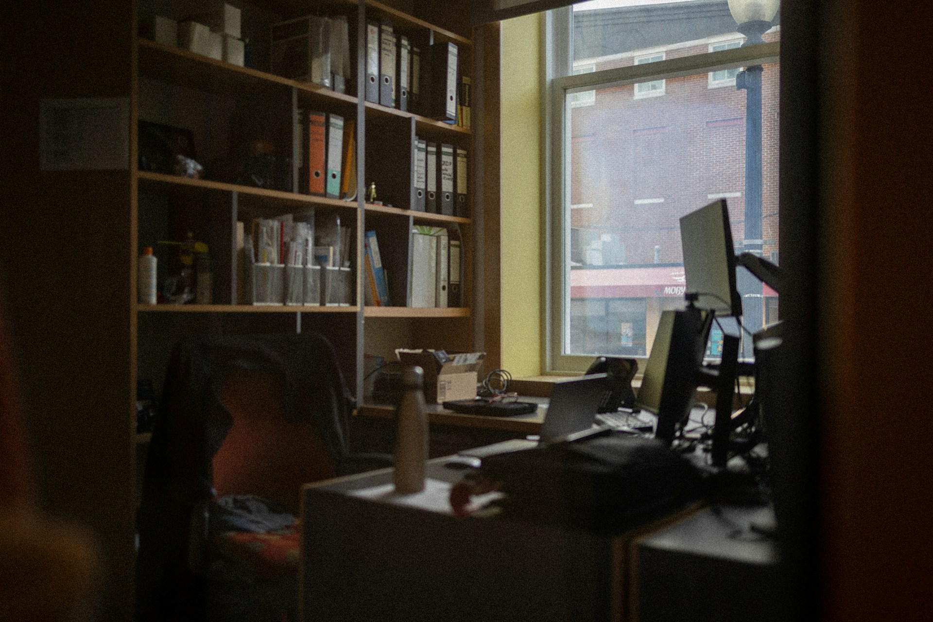 gray computer monitor