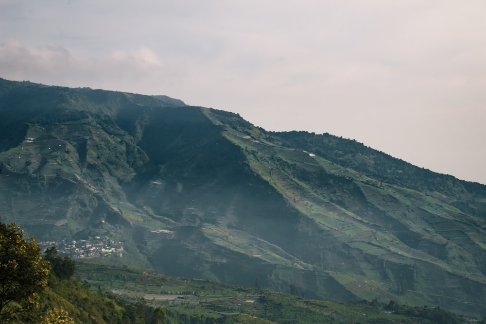 une vue d’une montagne avec un village au sommet de celle-ci