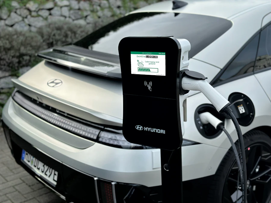 Elektroauto wird an Wallbox geladen