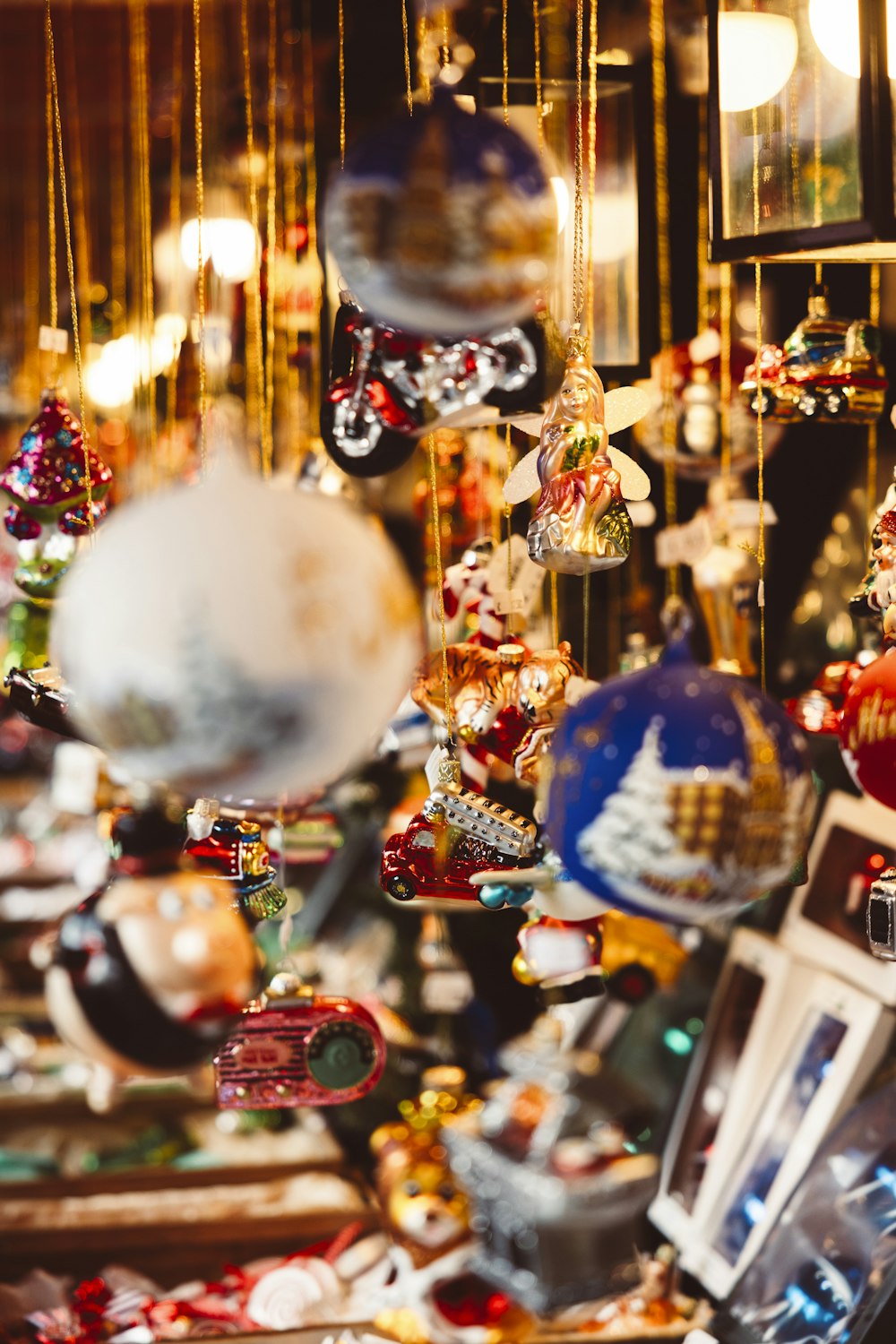 a bunch of ornaments hanging from a ceiling