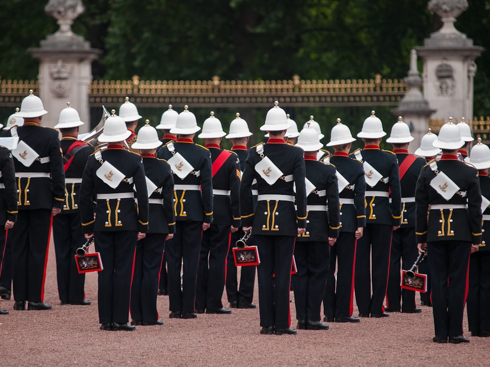 un gruppo di uomini in uniforme in piedi l'uno accanto all'altro