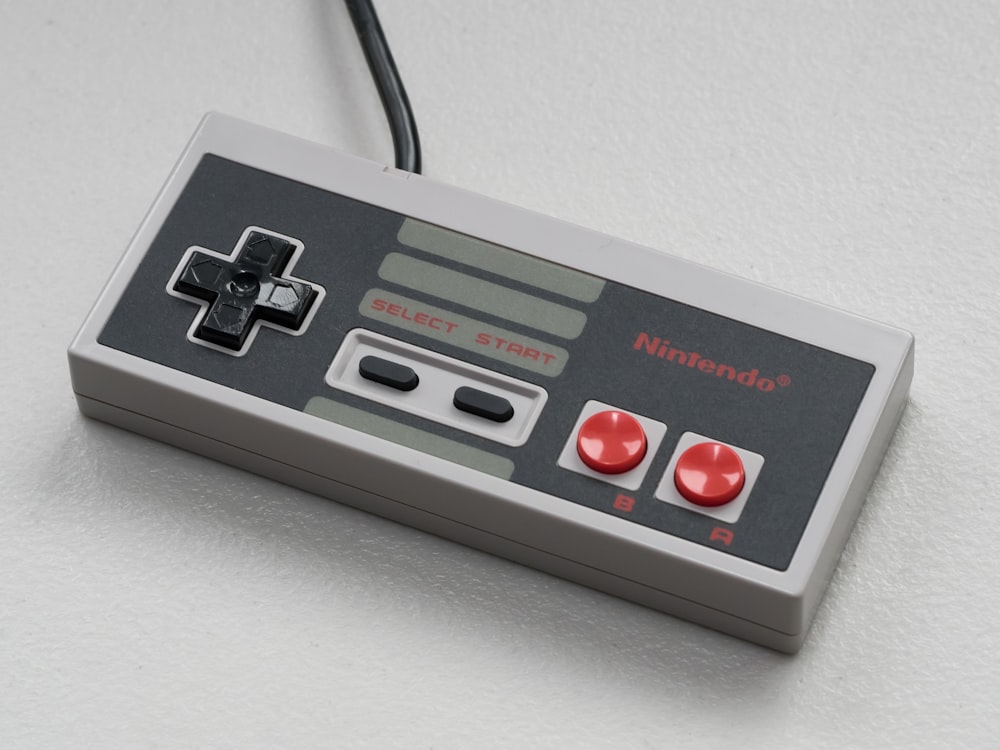 Un primer plano de un mando de juegos de Nintendo