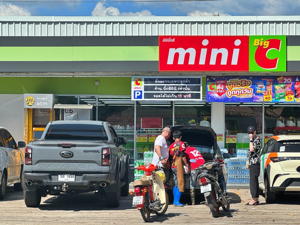 um homem em uma motocicleta em frente a uma loja