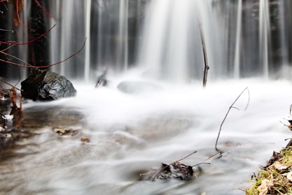 eau d'une cascade à gros débit