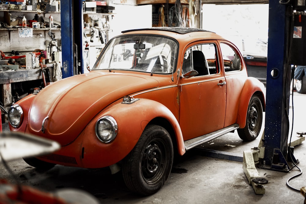 Um carro laranja está estacionado em uma garagem